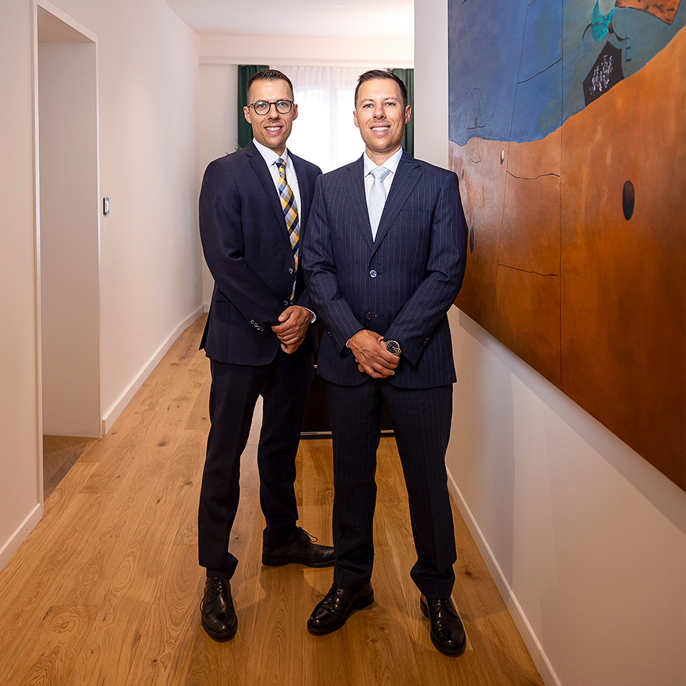 Ricardo und Roman Brazerol im Flur der Kanzlei